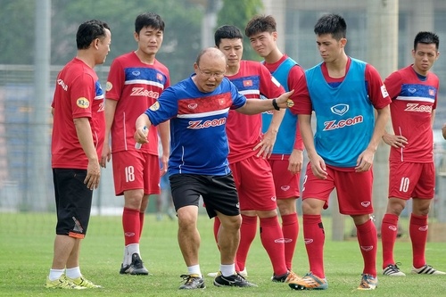 Một đội bóng đá có bao nhiêu người? - HTSPORT.VN % %