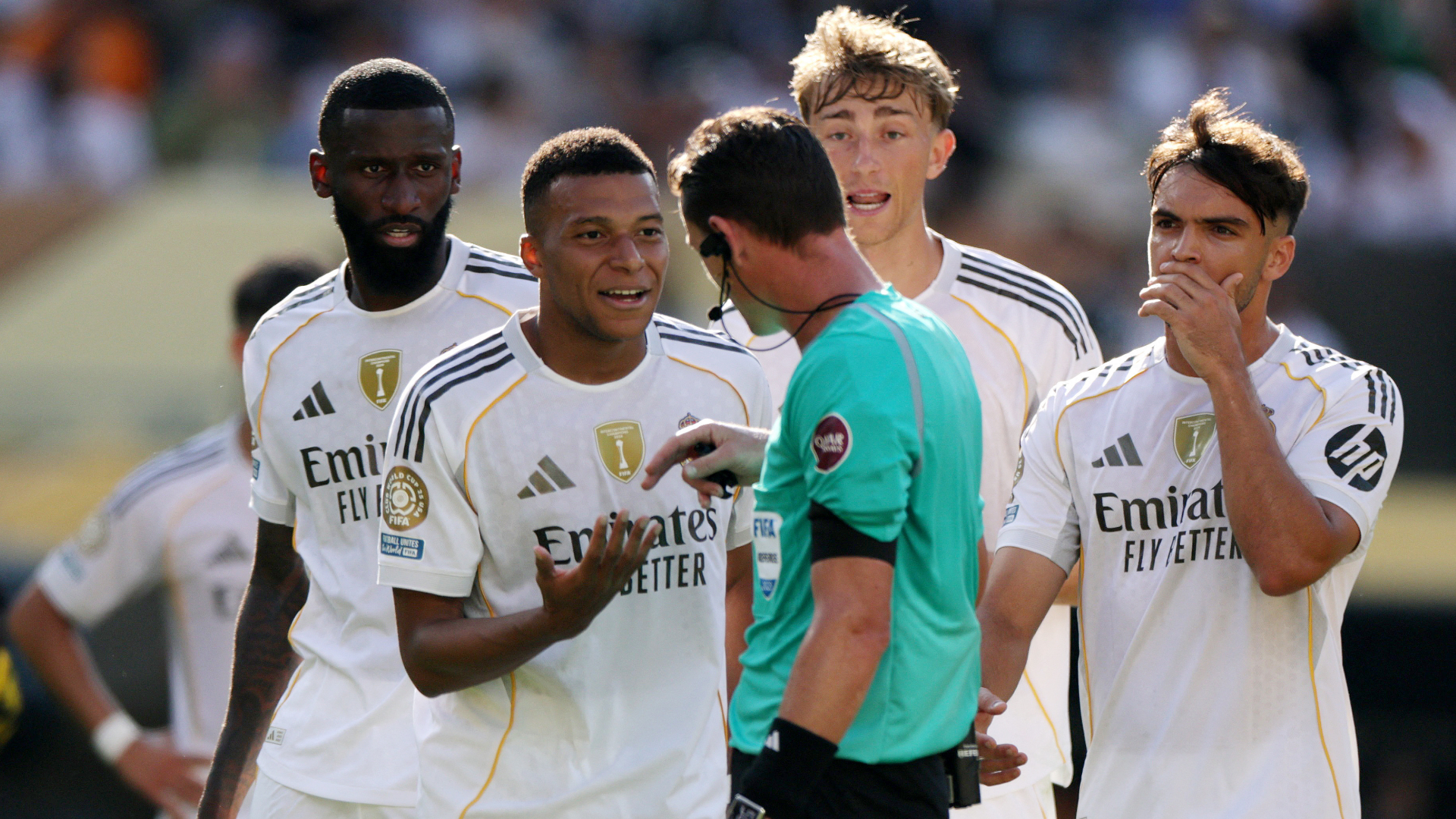 Chuyến bay của Real Madrid bị ảnh hưởng bởi bão, trận đấu với PSG sẽ bị  hoãn?