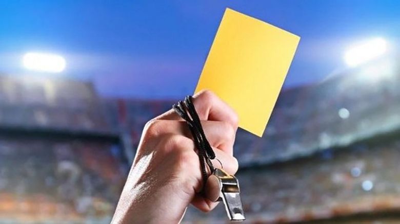Thẻ vàng là gì? Thẻ vàng có ý nghĩa gì trong bóng đá?