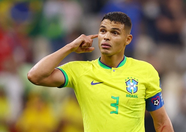 Thiago Silva đáp trả HLV tuyển Serbia