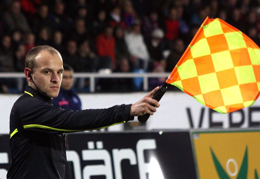 Tiết lộ ném biên có việt vị không và những điều nên biết - Jun88 ⭐⭐⭐⭐⭐