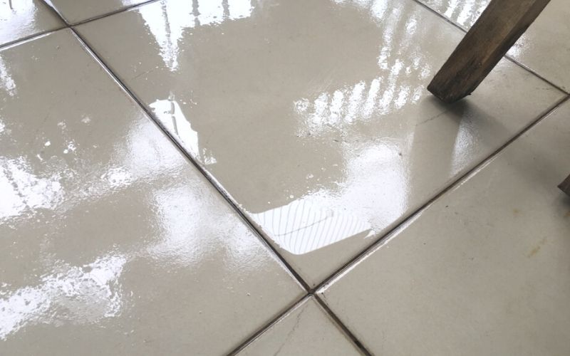 Định nghĩa nồm ẩm và hơi nước ngưng tụ trên sàn nhà