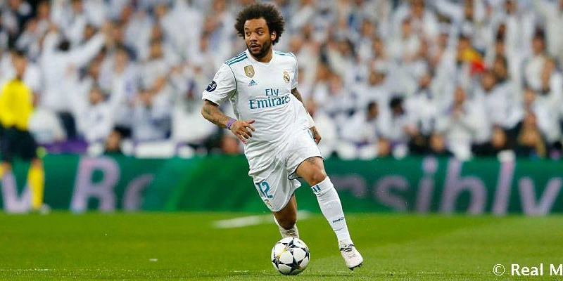 Cầu thủ thực hiện kỹ thuật chuyền bóng dài