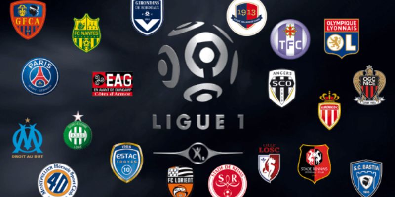 Cổ động viên Marseille cuồng nhiệt trên khán đài sân Velodrome