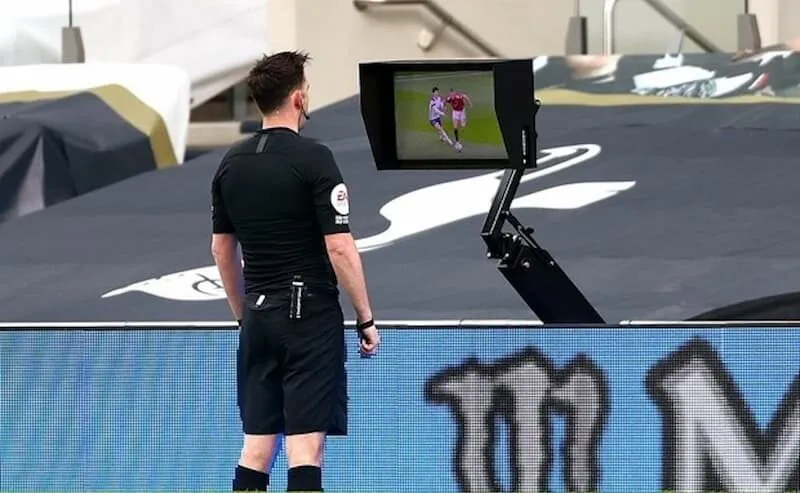 Phòng VAR đưa ra quyết định xóa thẻ vàng