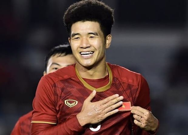 Hà Đức Chinh: Từ cậu bé quê nghèo trở thành cầu thủ nổi tiếng, xây “biệt  phủ” ở quê - tậu chung cư trên phố, viên mãn bên vợ đẹp