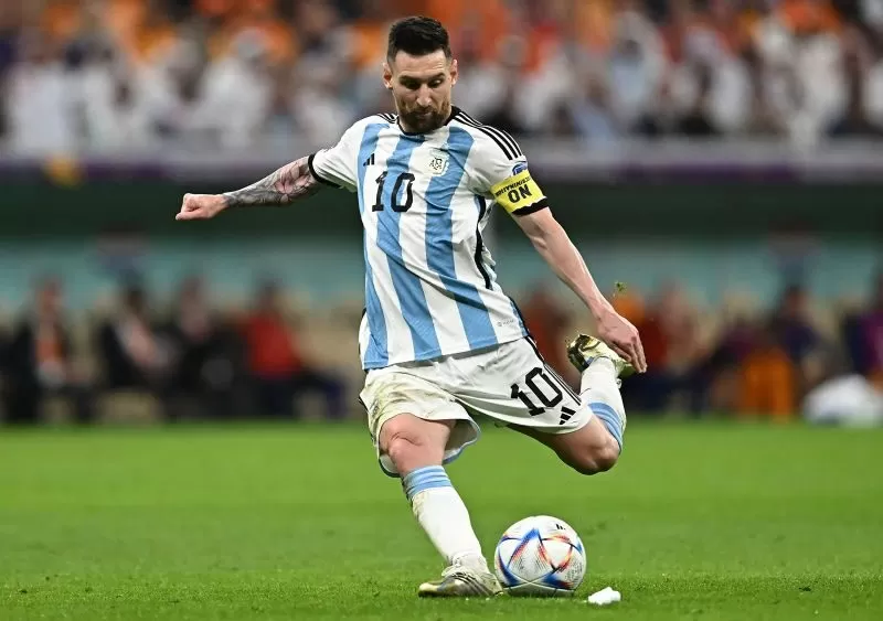 Lionel Messi là tiền đạo cánh phải chuyên nghiệp người Argentina RW là vị trí nào? Top 5 cầu thủ ở vị trí RW nổi tiếng