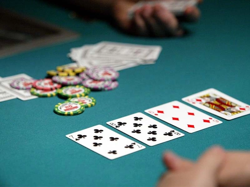 Tránh những sai lầm tâm lý phổ biến khi chơi Poker vòng cuối