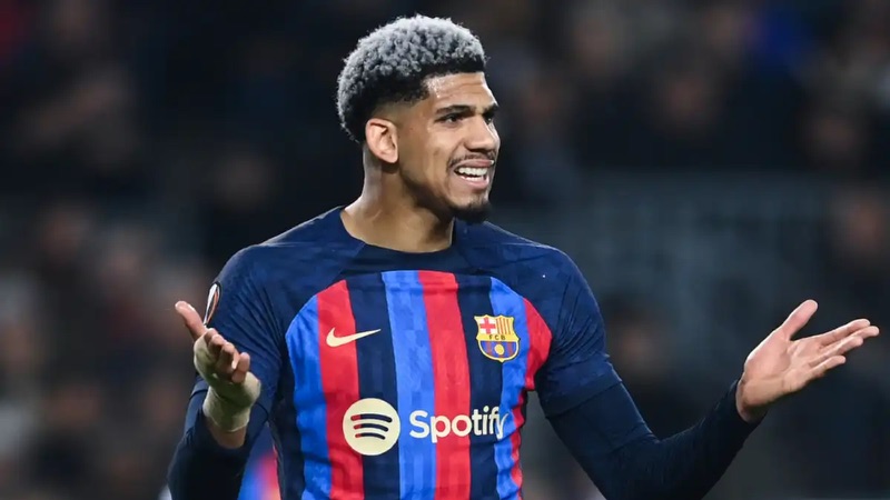 Cầu thủ Ronald Araujo - Thay đổi chóng mặt tại Barca