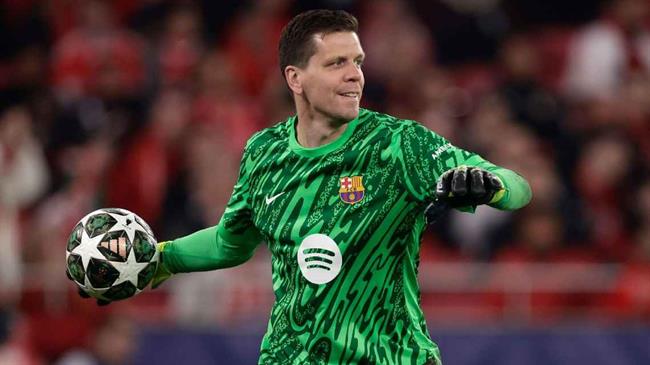 Thủ môn Wojciech Szczesny quyết định gắn bó với Barca