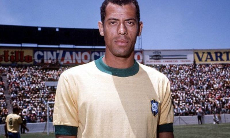 Huyền thoại Carlos Alberto Torres trong màu áo ĐTQG Brazil